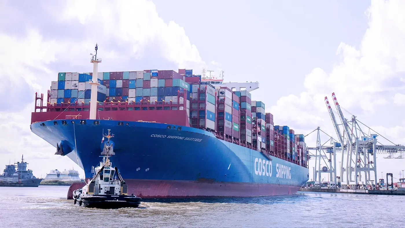 Ein großes Containerschiff der chinesischen Reederei Cosco im Hamburger Hafen