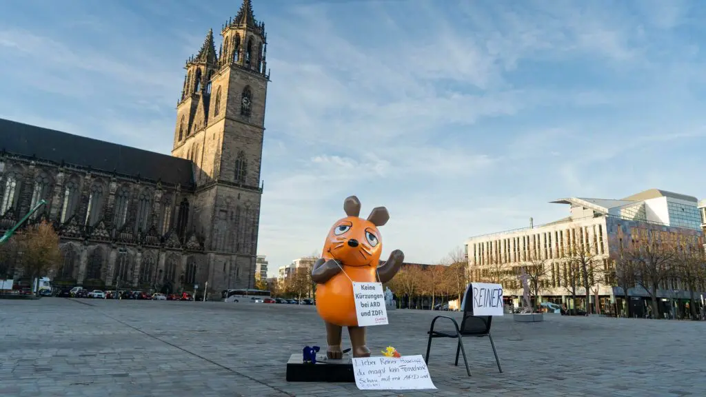 Die menschengroße Maus-Statue wartet in Magdeburg vergeblich auf den Ministerpräsidenten des Landes Sachsen-Anhalt Reiner Haseloff