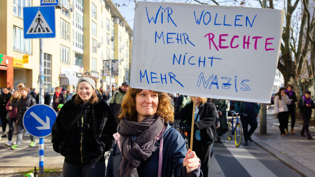 Frauen demonstrieren für Frauenrechte und halten ein Plakat in Form eines Uterus hoch – darauf steht: My body, my choice. Weg mit §218!