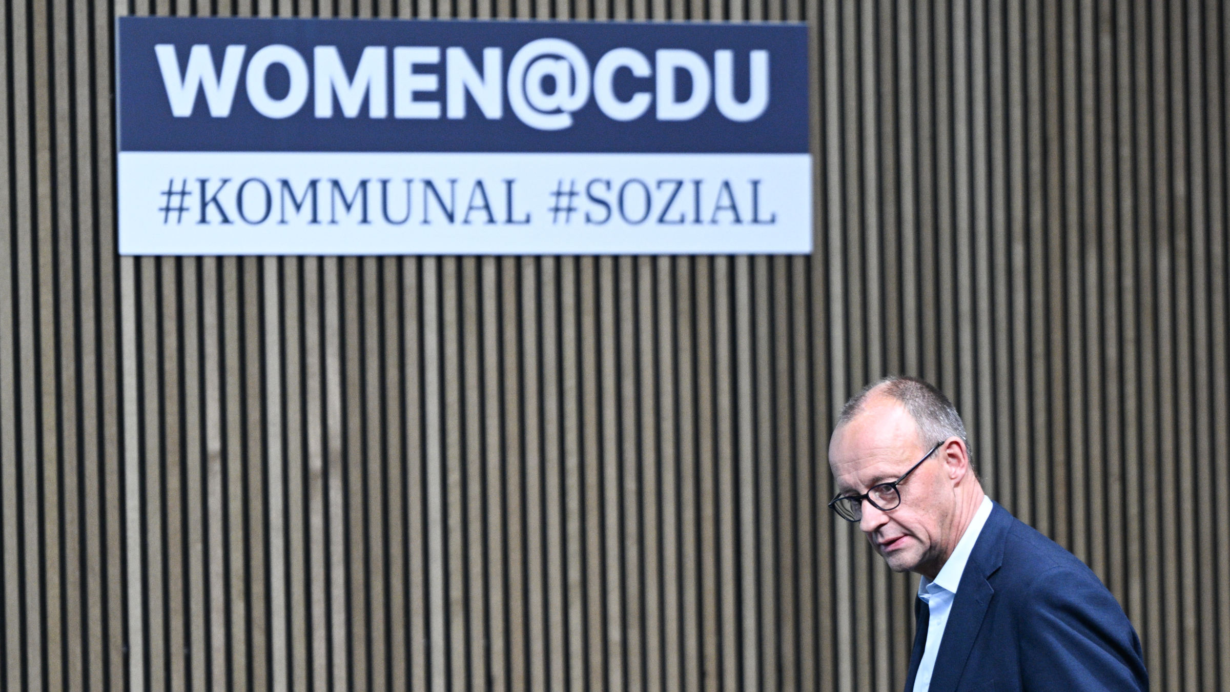 Friedrich Merz, Vorsitzender der CDU, kommt während des Netzwerktreffens von Kommunalpolitikerinnen der CDU Deutschland «Women@CDU #Kommunal #Sozial» in den Saal.