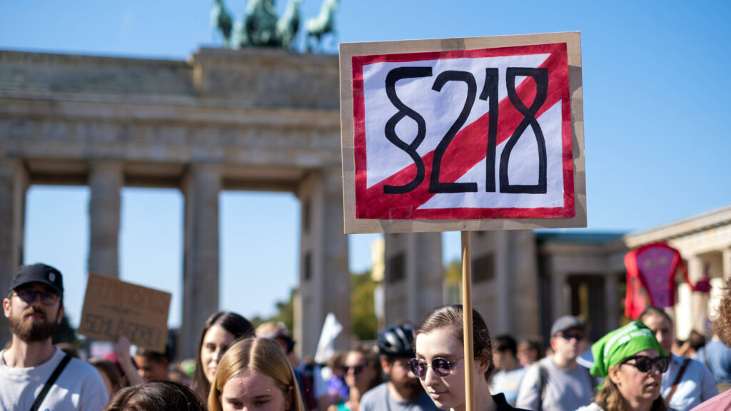 Frauenrechtsgruppen protestieren in Berlin gegen eine zeitgleich stattfindende Demonstration von Abtreibungsgegnern unter dem Motto Marsch für das Leben . Sie fordern unter anderem die Abschaffung des Parafgraf 218.