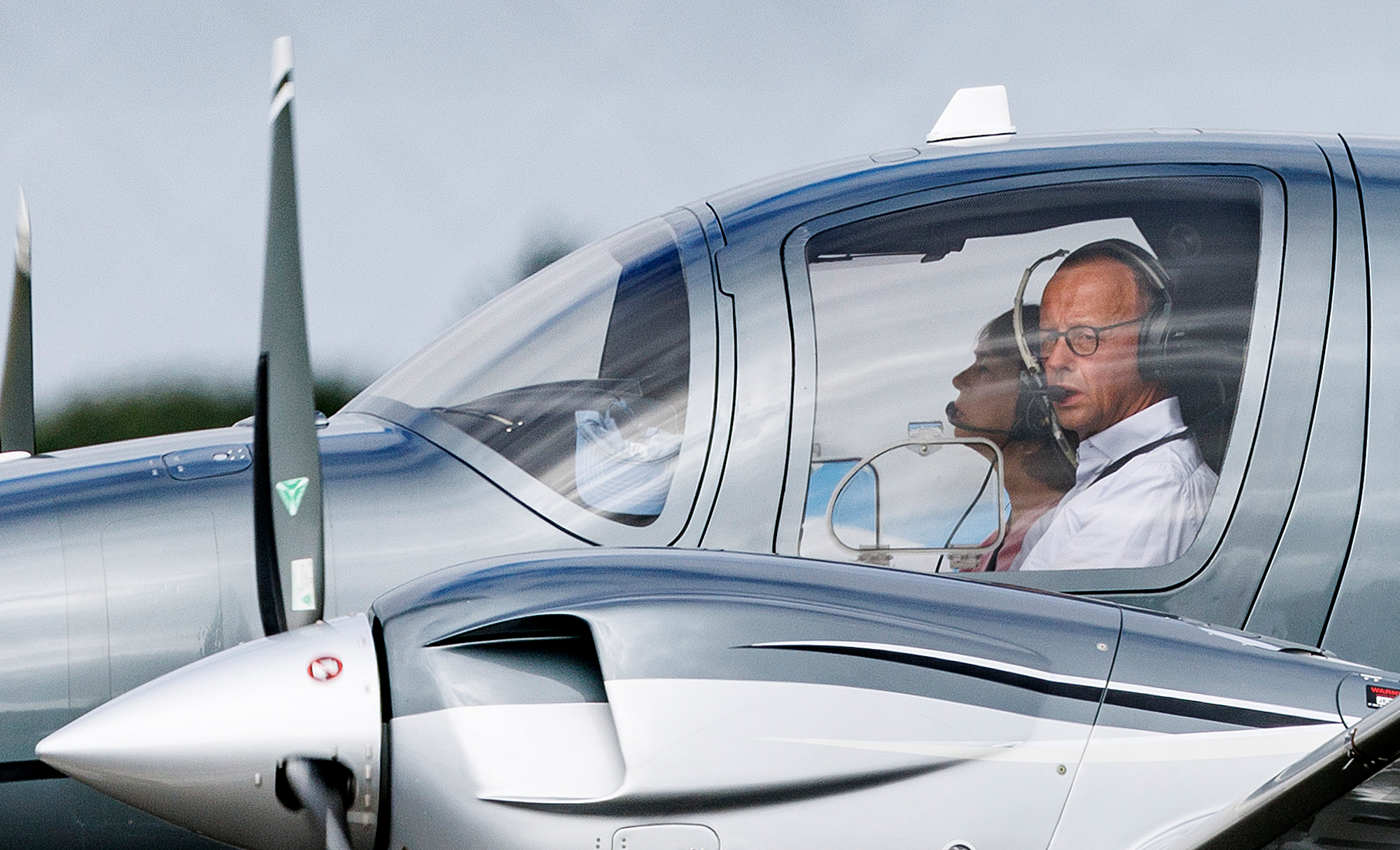 CDU-Chef Friedrich Merz und seine Frau Charlotte sind mit ihrem Privatflieger zur Hochzeit von Bundesfinanzminister Christian Lindner (FDP) nach Sylt gekommen.