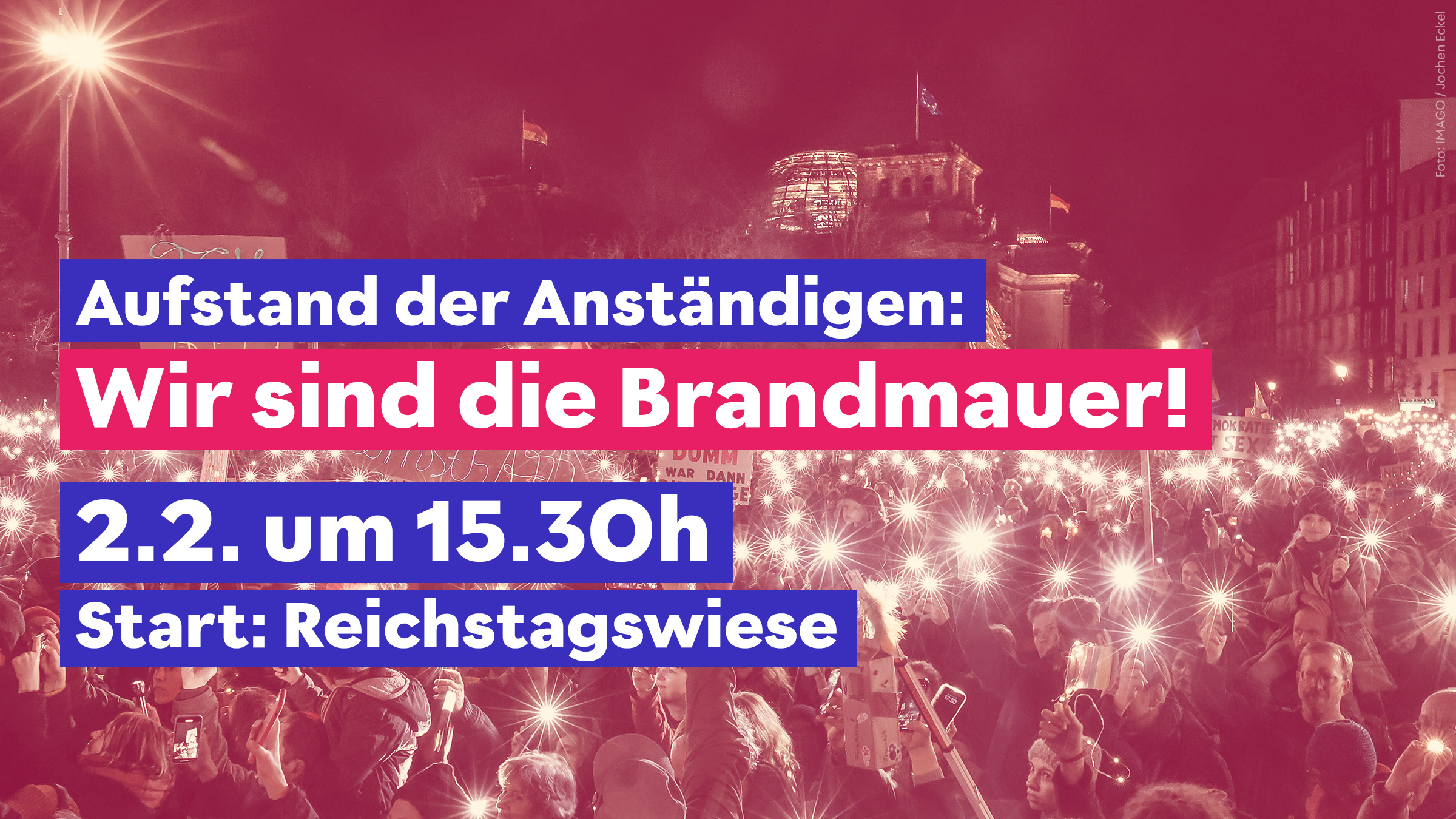 Menschen demonstrieren in Berlin gegen Rechtsextremismus. Im Vordergrund ist zu lesen: Aufstand der Anständigen: Wir sind die Brandmauer! 2.2. um 15.30 h, Start: Reichstagswiese