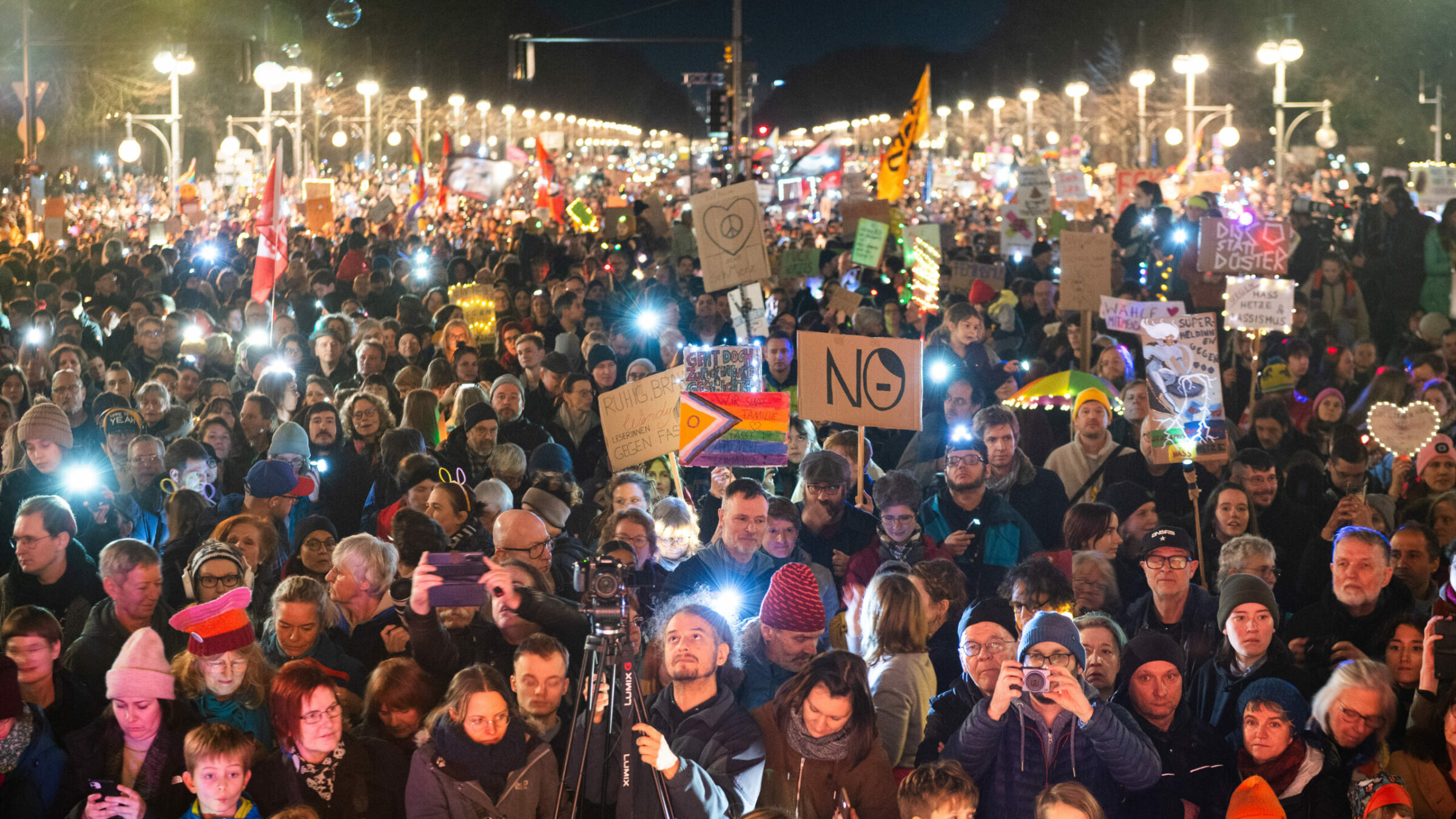 Über 100.000 Menschen demonstrieren am 25. Januar in Berlin für den Erhalt der Brandmauer.